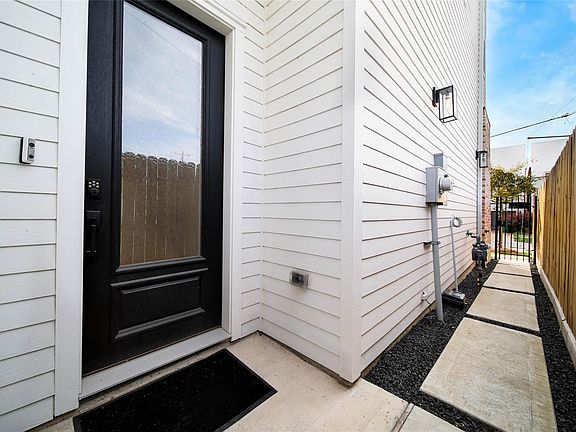 2nd image of 1306 Laird St