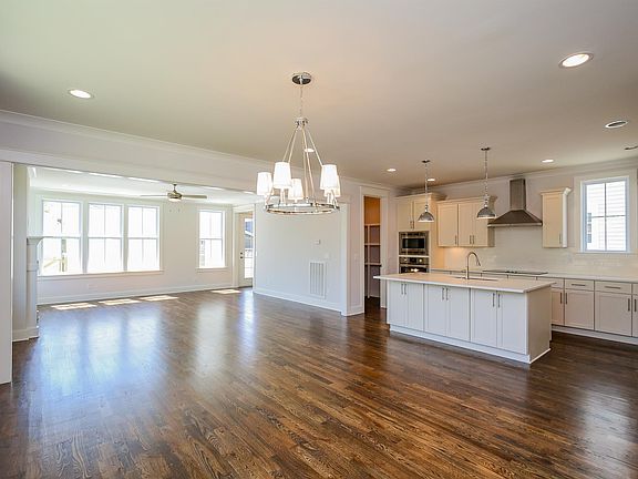 2nd image of 721 Park Cir