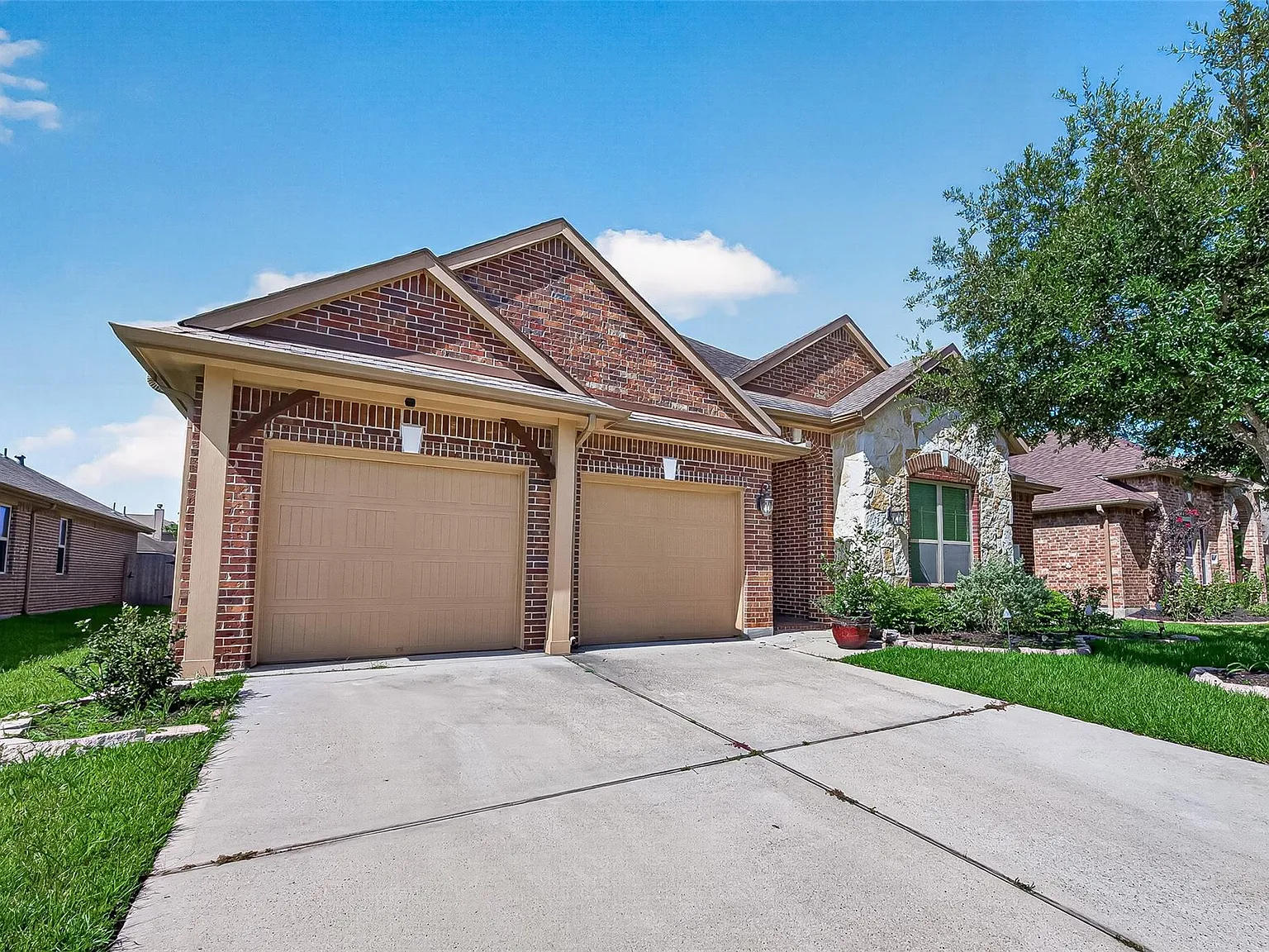 4 bed, 3.0 bath, 2721 sqft, $2,700 — Photo 2