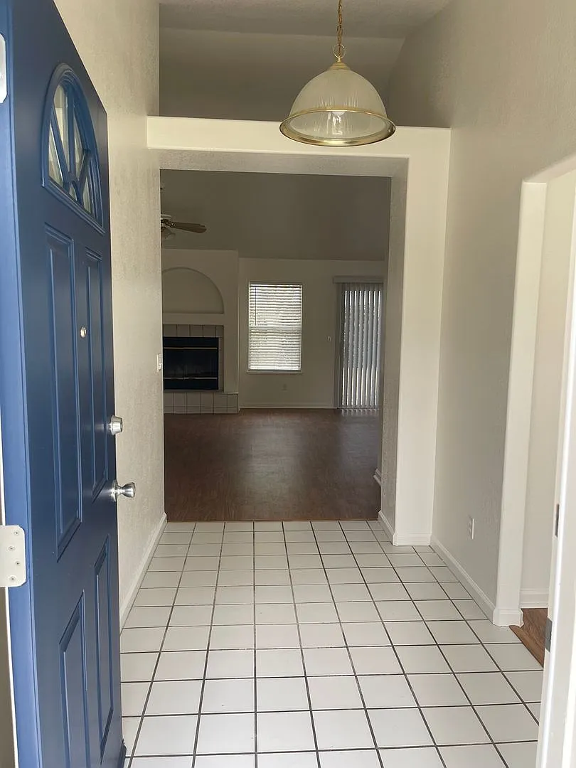 Beautiful, clean, and ready for Move-In — Photo 2