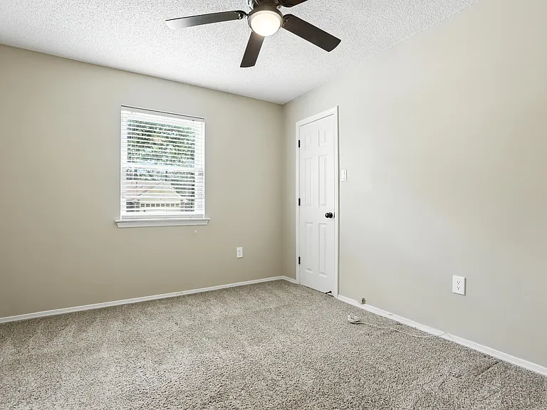 1614 Calgary Trl — Photo 18