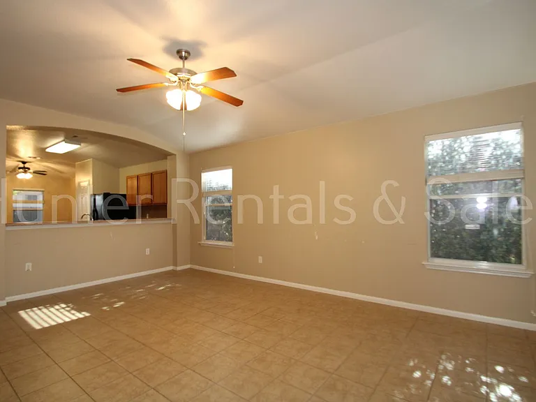 505 E Vega Ln — Photo 5