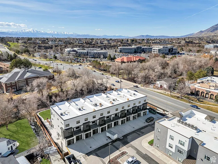 Jocelyn Court Townhomes — Photo 5