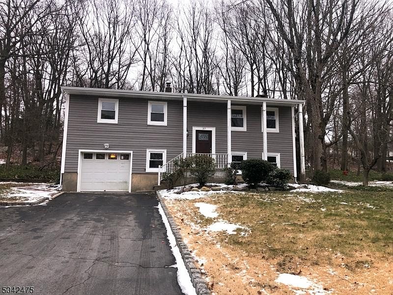 1st image of 37 Castlewood Trl
