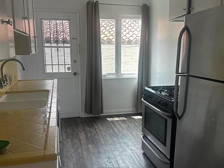 1479 N Havenhurst Dr #2 — Photo 12