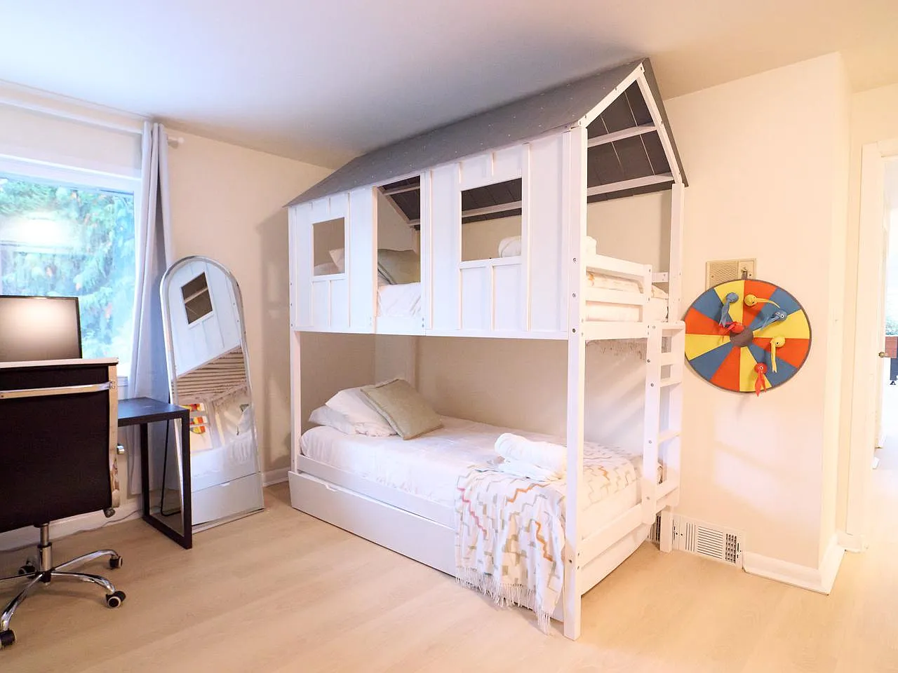 6 bed, $5,977 — Photo 4