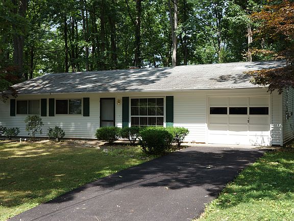 front with Garage showing