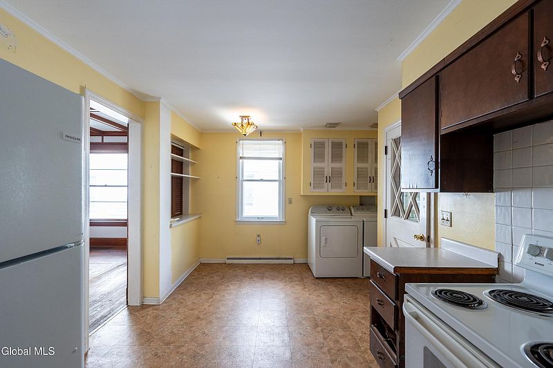 4th image of 110 Oak Street