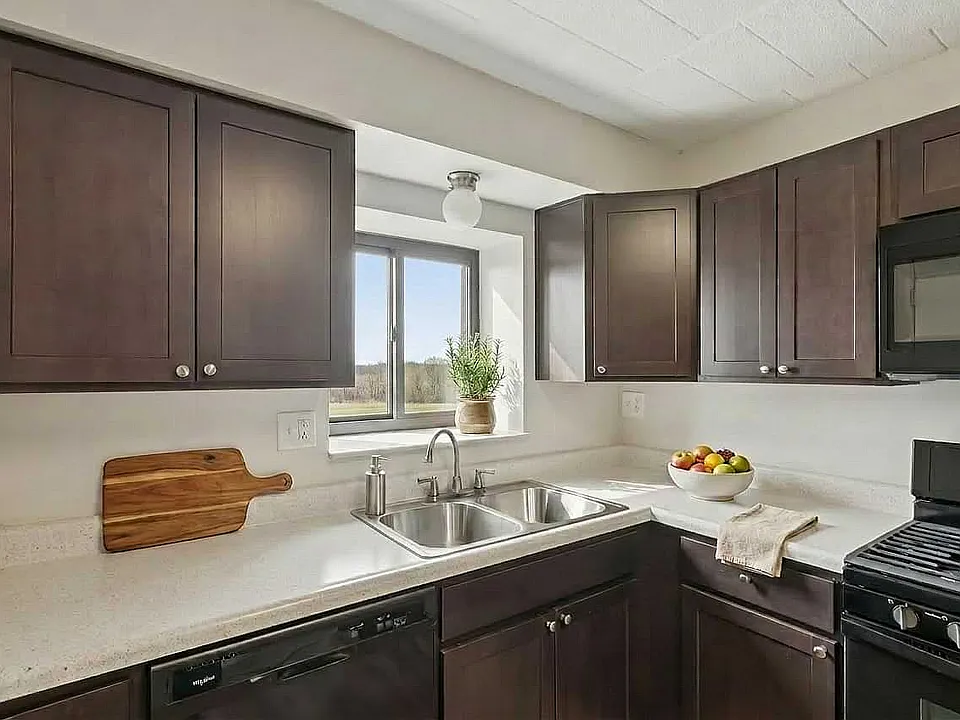 Pittsburgh Renovated Kitchen - Bryn Mawr Apartments