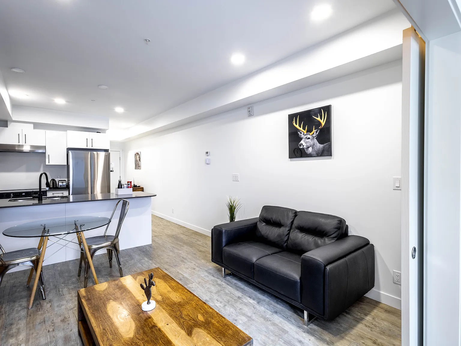 Furnished Apartment in Regina | Flexible Lease | Utilities Included — Photo 4