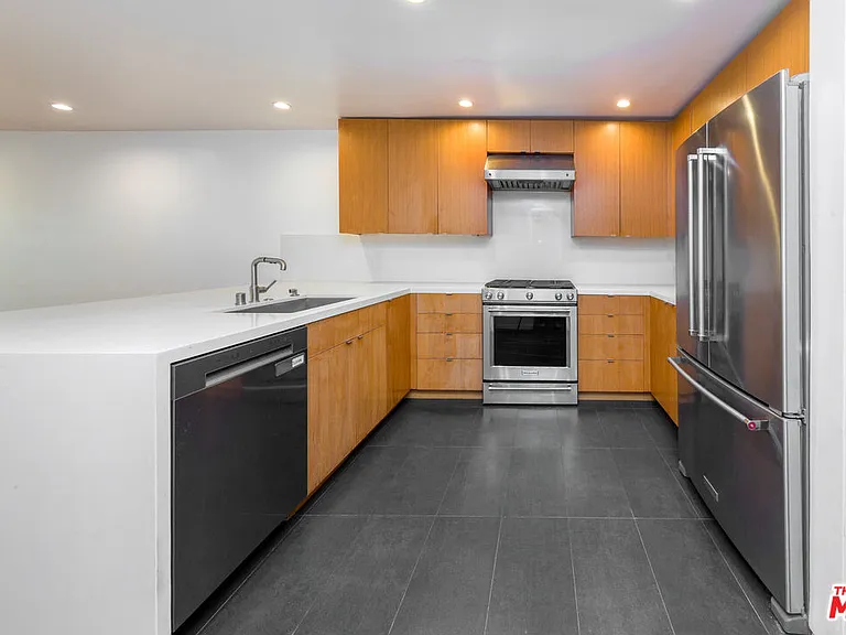 1633 S Bentley Ave #203 — Photo 2