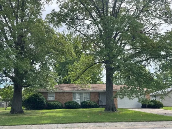 1801 Reynolds Dr, Charleston, IL 61920