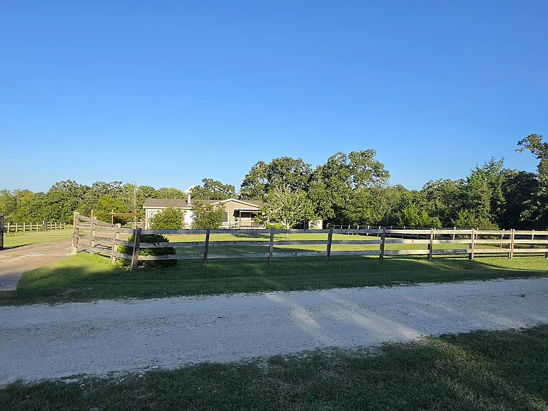 638 Hoosier Ln — Photo 2