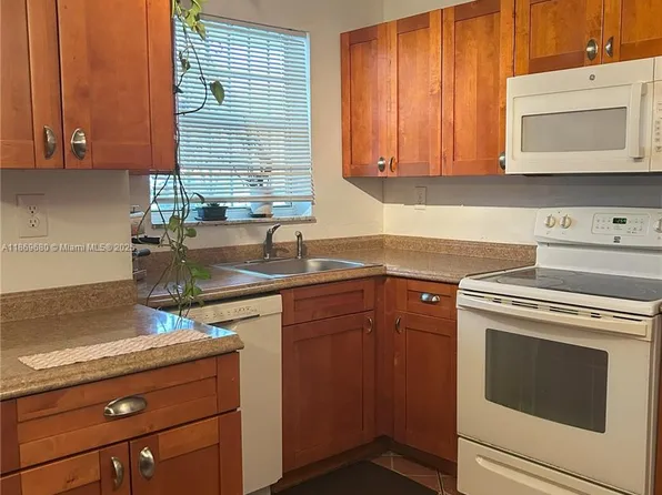 8897 Fontainebleau Blvd APT 103, Miami, FL 33172