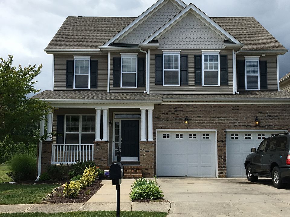 Lovely home, 2 car garage