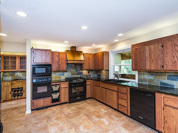 4th image of 15961 SE Mary Ann Ln