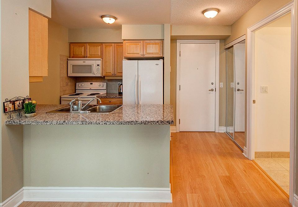 1st image of 15 Grenville St #1504
