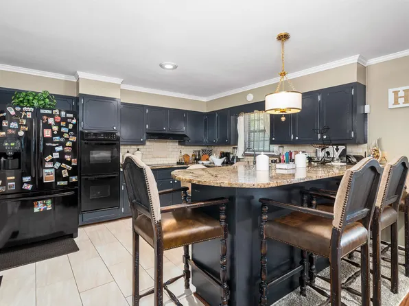 710 Briarwood Dr, Bessemer, AL 35022