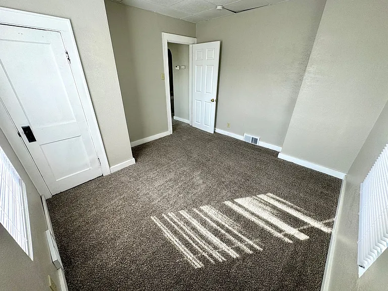 1426 N Main St — Photo 11