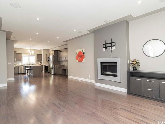 3rd image of 1413 Cairns AVENUE