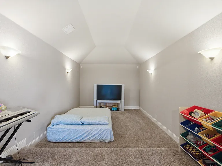 2304 Lynbridge Cir — Photo 30