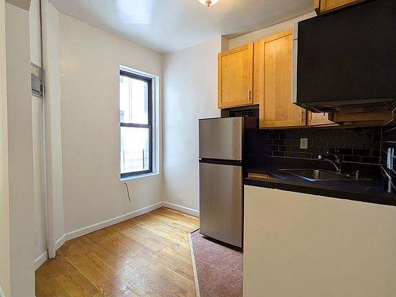 3rd image of 226 E 78th St #16