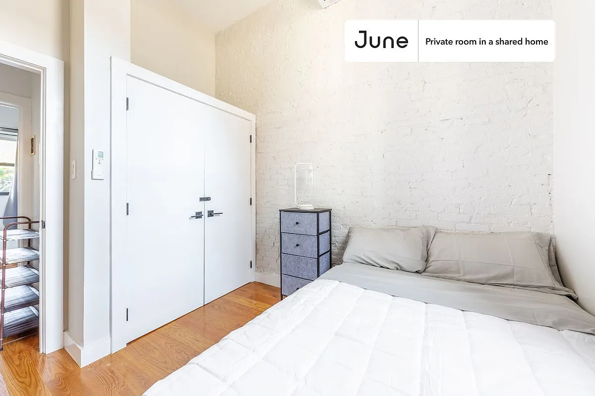 Full bedroom in 4 bed/2 bath home in Ridgewood #1466 D — Photo 3