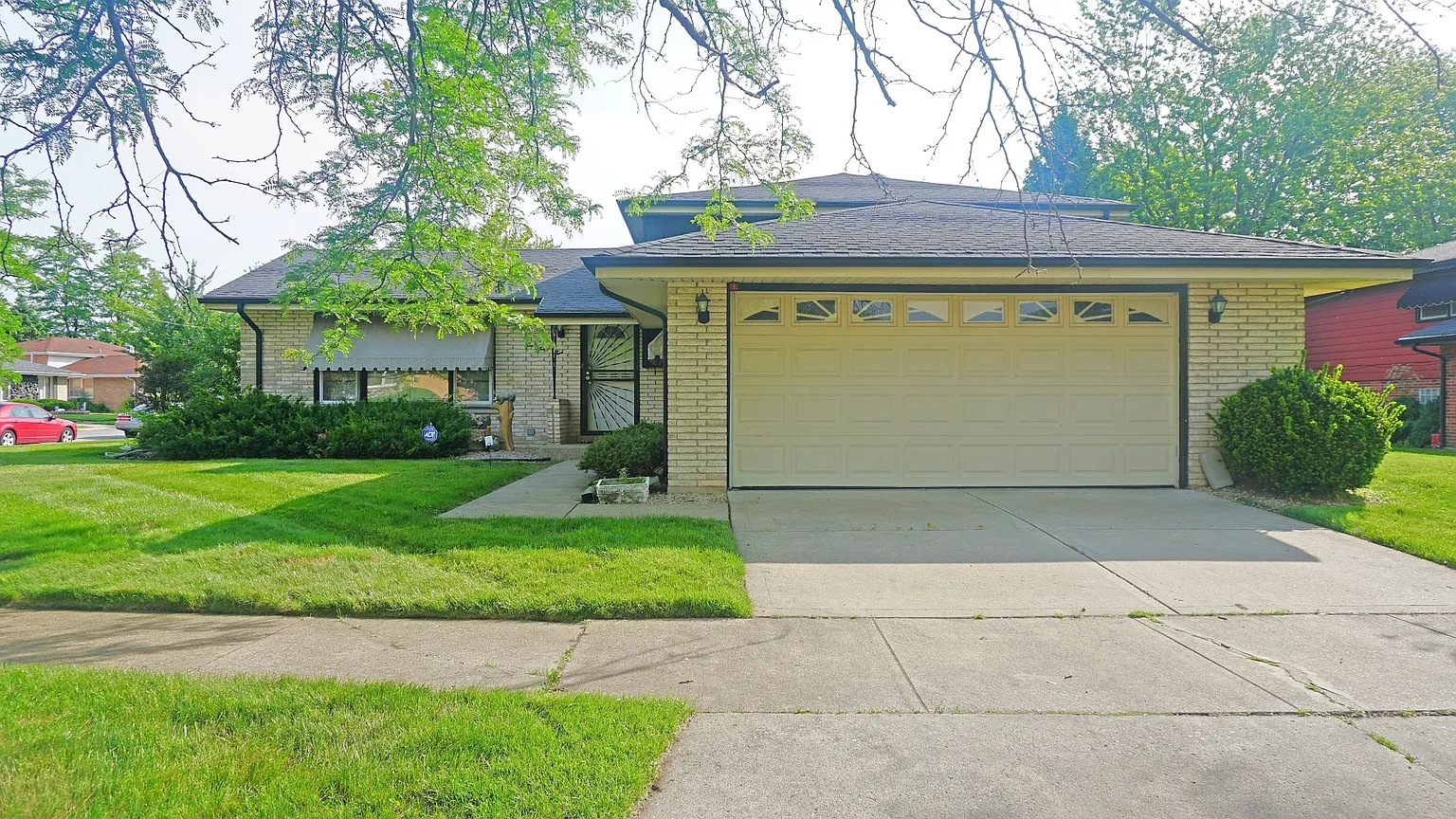 242 Riverside Dr photo 1