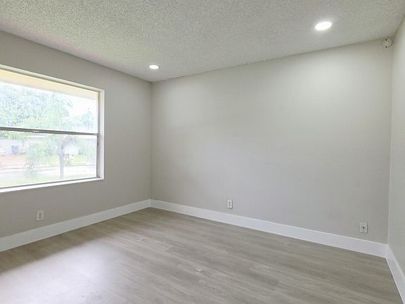 5th image of 6117 Blue Grass Circle