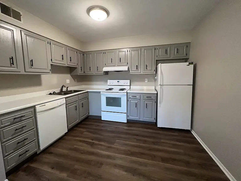 504-524 S Sweetbriar Dr — Photo 4