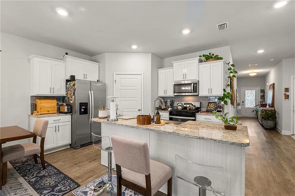 4 bed, 2.0 bath, 1835 sqft, $2,500 — Photo 3