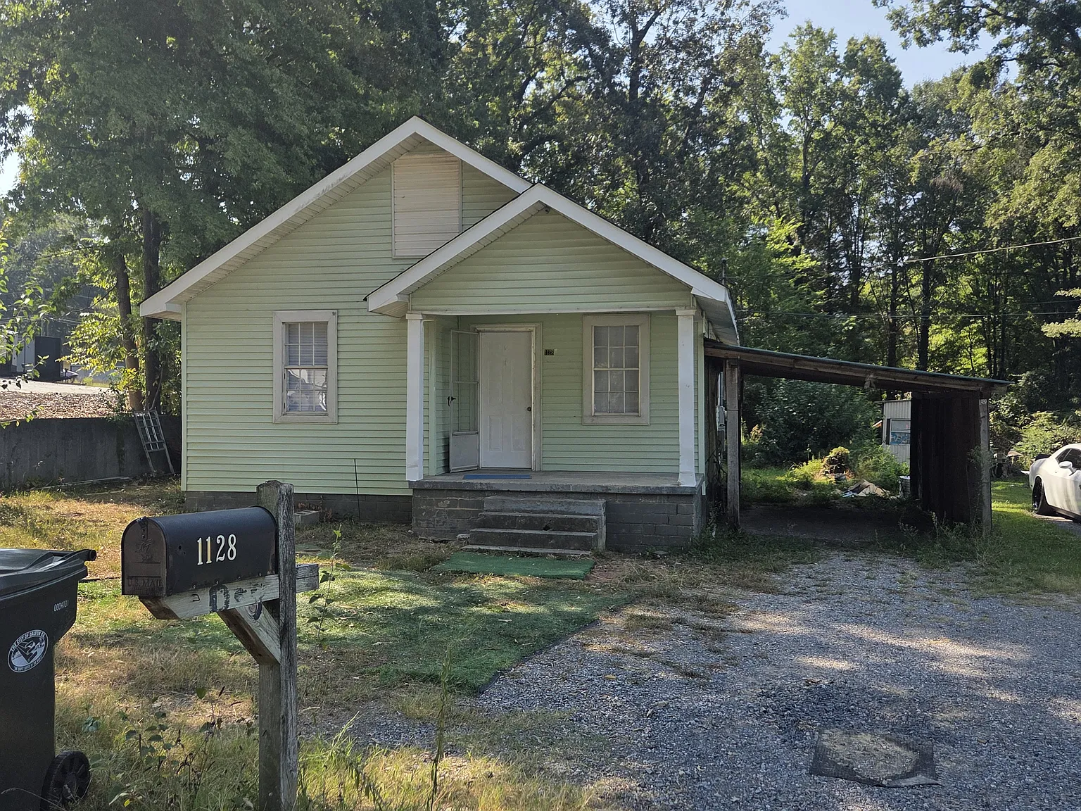 1128 Riverbend Dr — Photo 2