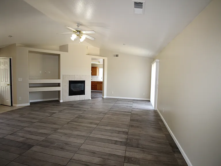 5325 N Rosalia Ave — Photo 4