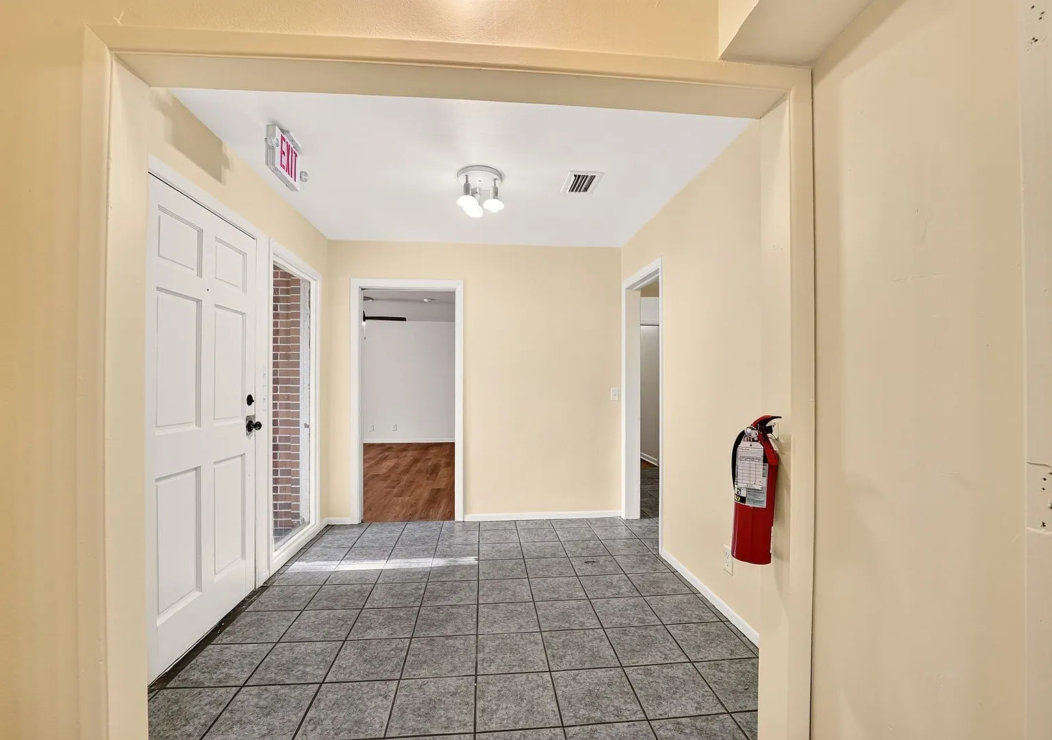 Large 9 Bedroom House In Walking Distance to Sorority Row — Photo 2