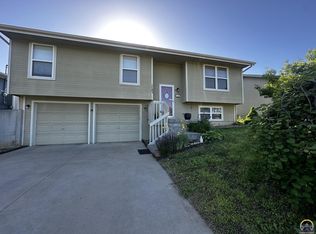 1743 SW Hidden Valley Dr, Topeka, KS 66615