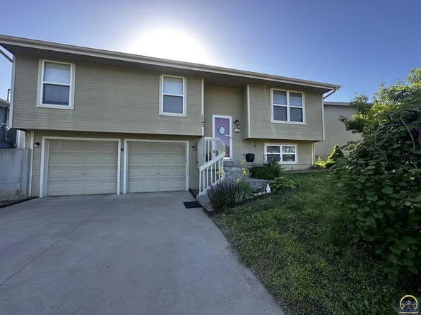 1743 SW Hidden Valley Dr, Topeka, KS 66615