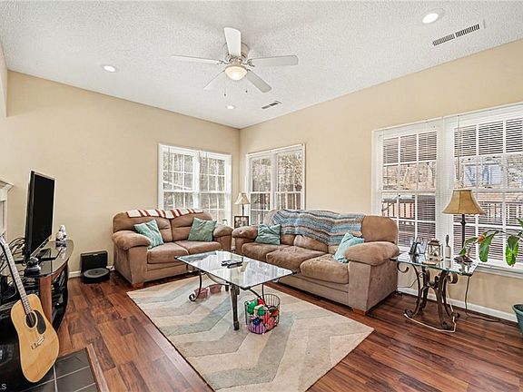 4th image of 157 Leeds Ln