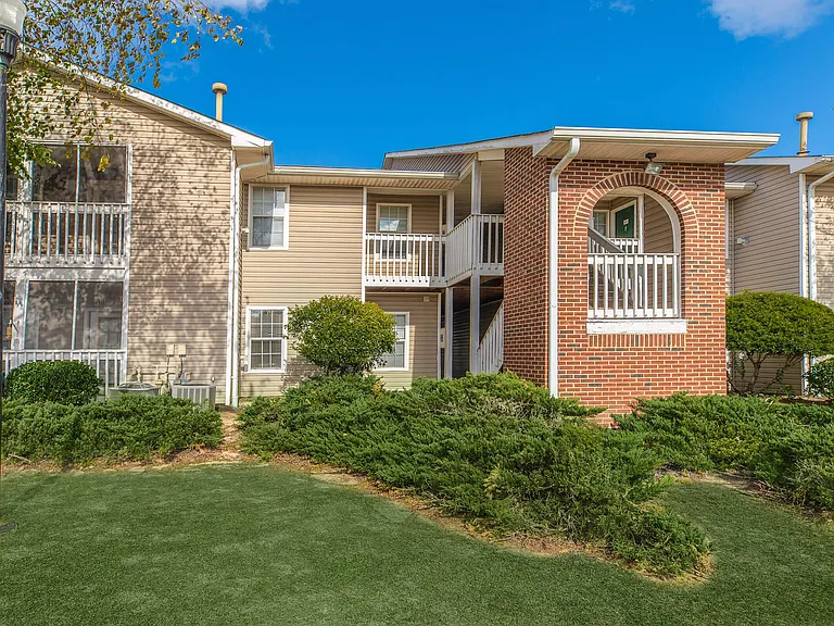 Arbors at Windsor Lake Apartments — Photo 34