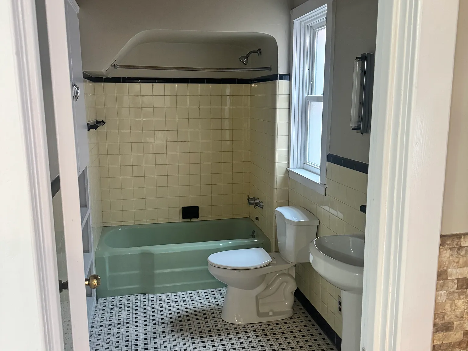 1 bed, 1098 sqft, $1,350 — Photo 4