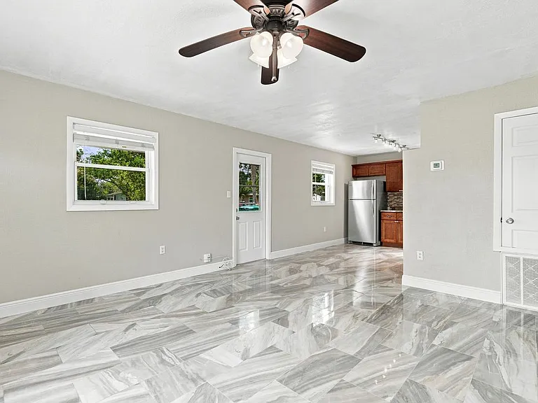 2267 Robinhood Dr — Photo 6