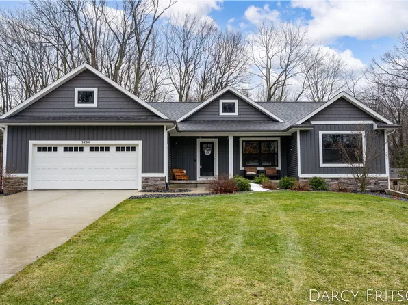 5250 Oakdale Dr, Hudsonville, MI 49426