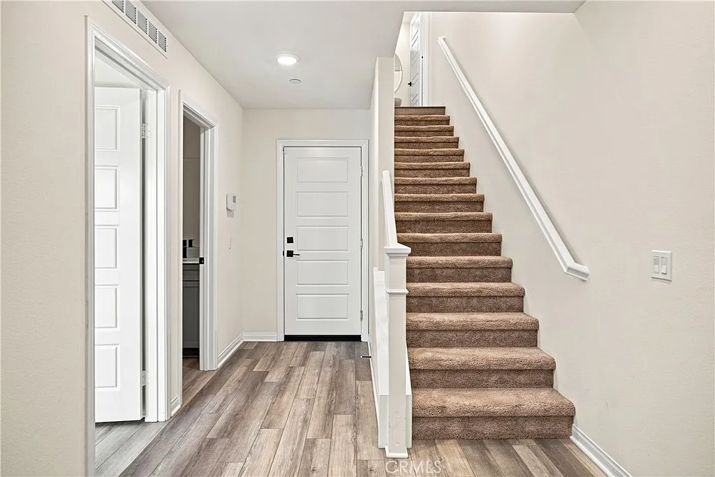 3 bed, 1830 sqft, $3,995 — Photo 3