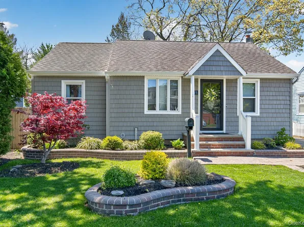 105 N Hamilton Avenue, Lindenhurst, NY 11757