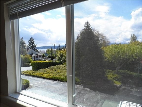 Large window over the kitchen sink allows for views of Port Townsend Bay and Olympic Mountains. You are next door to community indoor pool. Walk to the Uptown, Library and shopping at the CO-OP Community Store which are only several blocks away.