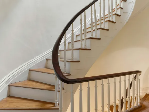 233 East 35th Street image 4 of 5