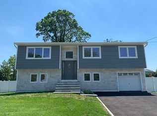 22 Midwood Rd, West Babylon, NY 11704