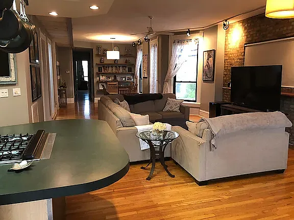 1127 W Madison St — Photo 2