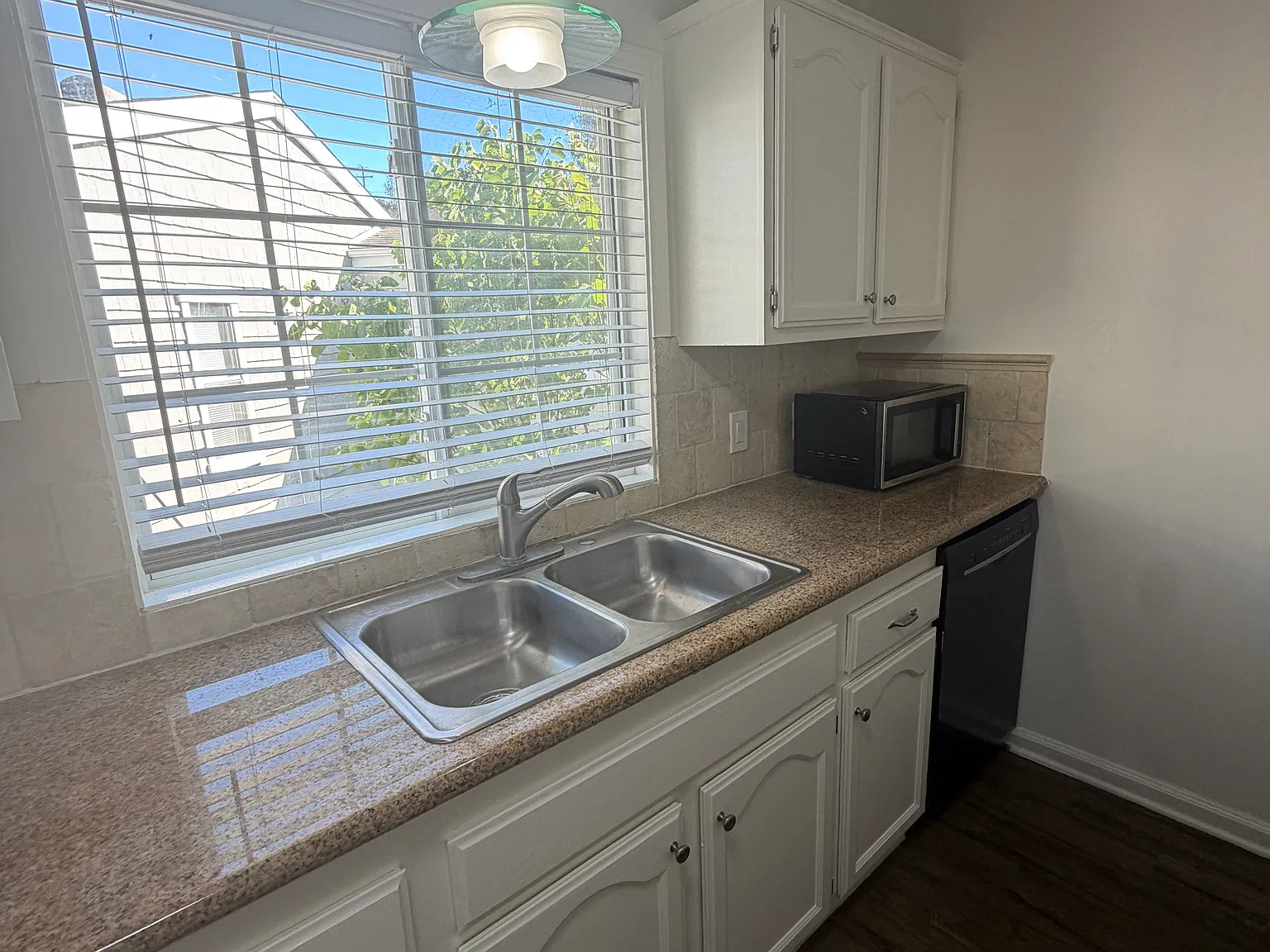 3 bed, 820 sqft, $4,250 — Photo 3