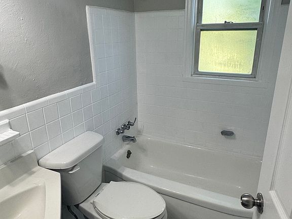 5th image of 1705 Clover Ln