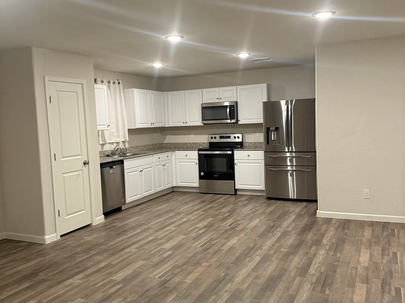 3 bed, 1290 sqft, $2,200 — Photo 2